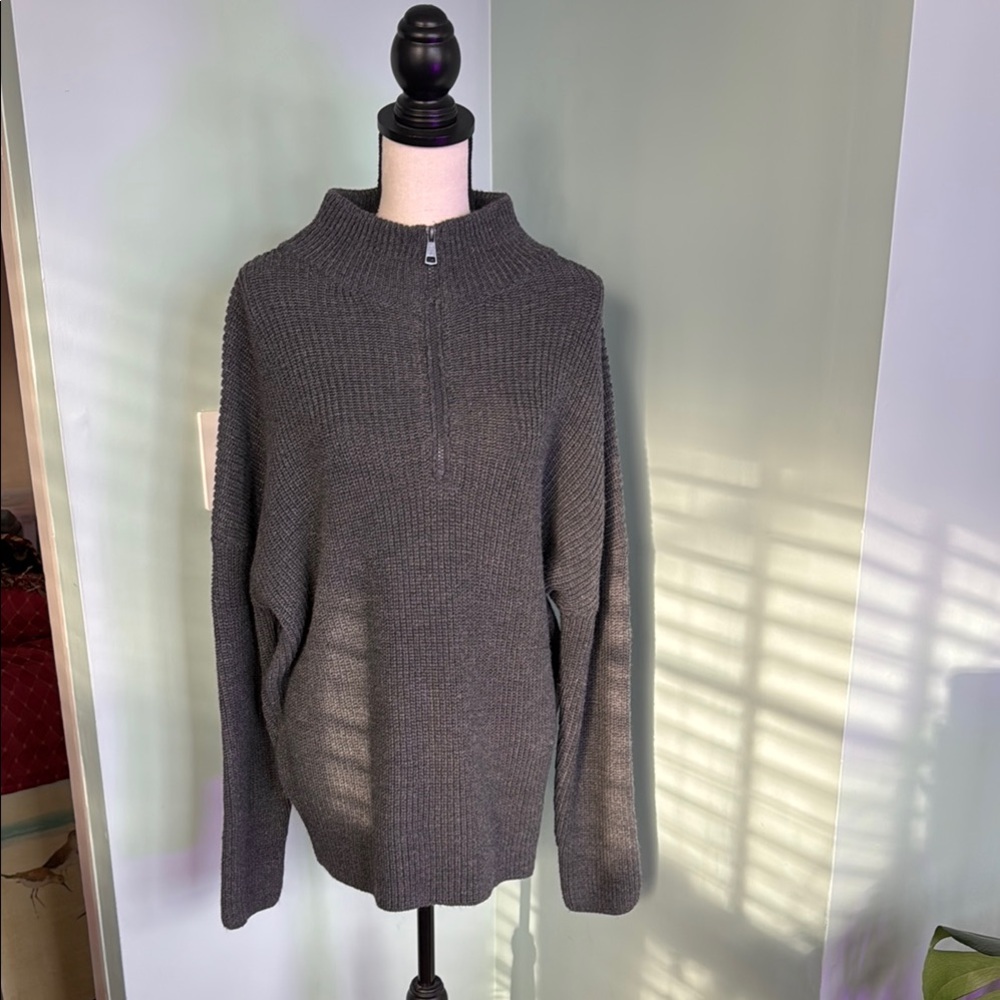 Soft Gray Zipper Sweater. Size XL